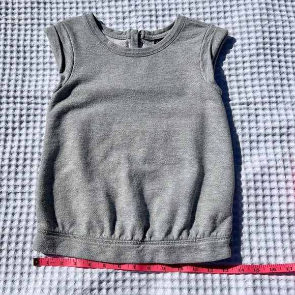 Scoop-neck, Sleeveless Top with Cuffed Hem and Back Zipper - Picture 13 of 15